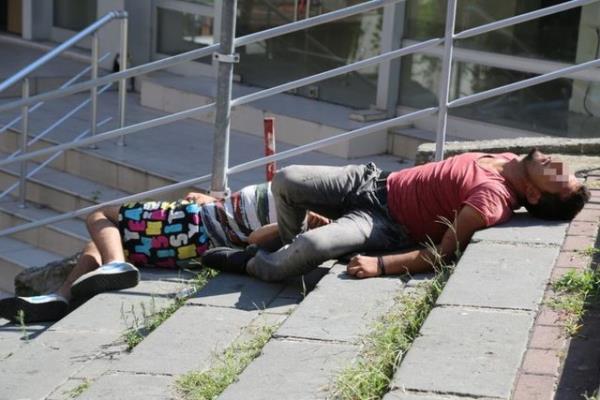 Olay yerine gelen salk ekipleri, uyuturucu madde kullanmndan dolay kalbi skan iki gence ilk mdahaleyi yapt. Genlerden biri bir trl kendine gelemedi. Bunun zerine ambulansa tand.