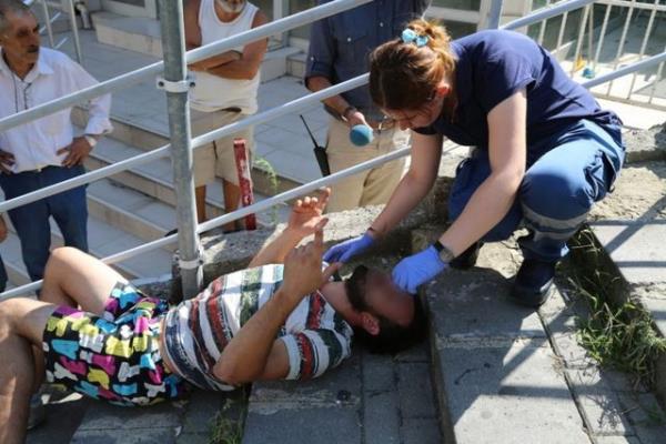 Uyuturucu madde aldktan sonra bir sre beraber yryen iki gen, daha fazla ayakta duramayarak trmandklar merdivenlerde yld.