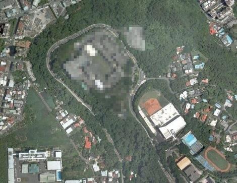 <p><b>Google Earth'te sr oldular</b></p>      Google'n da Google Maps zerindeki haritalarda baz blgeleri sansrledii ortaya kt. Elbette sansrn sebebi Google deil, Google'dan bu ynde talepte bulunan askeri s, zel blgeler ve hatta "Kuzey Kore" gibi lkeler... te Google Earth'te sr olanlar