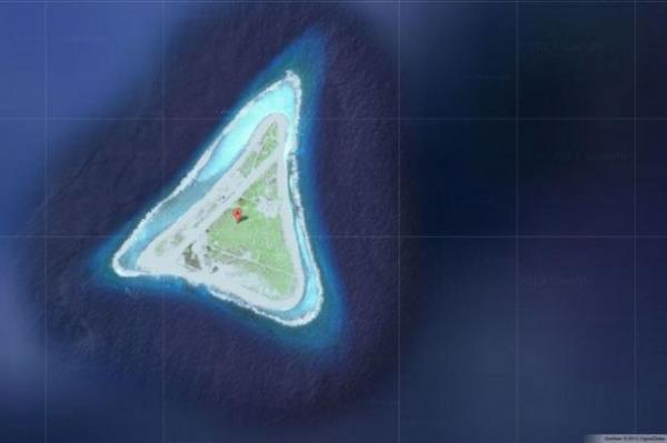 <p><b>MINAMI TORISHIMA HAVAALANI, JAPONYA</b></p>  Okyanusun ortasnda gen eklindeki bu kk ada, olduka ssz grnyor. Ama gerek bundan ok farkl. Japonya ana karasna 2000 kilometre uzaklktaki 1.5 kilometrekare byklndeki bu adada, bir havaliman bulunuyor. Japon ordusu tarafndan kullanlan bu havalimanna, gvenlik gerekesiyle Google'n yer haritasndan ulalamyor