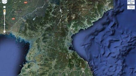 <p><b>Kuzey Kore'nin tamam</b></p>  Kuzey Kore'nin uydu resimlerinde aslnda herhangi bir eksiklik yok. Ancak yaknlatnzda sokaklarn, ehirlerin ve binalarn isimlendirilmediini farkediyorsunuz.