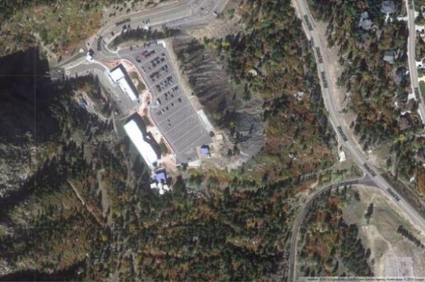 <p><b>CHEYENNE MOUNTAIN OPERASYON MERKEZ, ABD</b></p>  ABD'nin Colorado eyaletinde bulunan Cheyenne Mountain Operasyon Merkezi uzun yllar askeri s olarak hizmet verdi. 2006 ylndan bu yana hizmet d braklan askeri sse yine de Google'n yer haritasndan ulalamyor. Bilim kurgu dizisi 'Stargate'in baz blmleri de gemite burada ekildi.