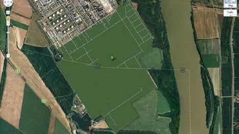 <p><b>Szazhalombatta Petrol Rafinerisi, Macaristan</b></p>  Macaristan, bulanklatrma veya piksellendirme yerine, her eyi yeile boyayarak sansrlemeyi tercih etmi