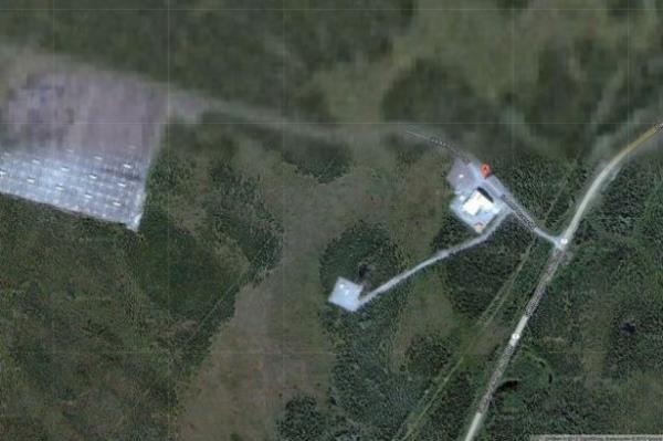 <p><b>HAARP, ABD</b></p>  ABD Silahl Kuvvetleri, Deniz Kuvvetleri ve Alaska niversitesi'nin ortak projesi HAARP, (Yksek Frekansl Etkin Gnesel Aratrma Program) iyonosferin zelliklerini ve davranlarn aratrmak zere Alaska'da kuruldu. Komplo teorisyenleri, ABD'nin HAARP'de gizli bir proje yrttn ne sryor. Teoriye gre, HAARP'ta yrtlen proje, deprem, sel basknlar ve yanarda patlamalar gibi doal felaketleri tetikliyor. nternet arama motoru Google'n yer haritasnn tam bu blgede sansre uramas, komplo teorisyenlerinin bu grn glendiriyor.  <p>Elektromanyetik dalgalar zerine birok deneyin yapld bu alan uaklar iin ok tehlikelidir. Bu yzden HAARP tesislerinde, uak kontrol sistemi kurulmutur. Herhangi bir uan yaklamas durumunda antenlerin faaliyetleri otomatik olarak durdurulmaktadr.</p>