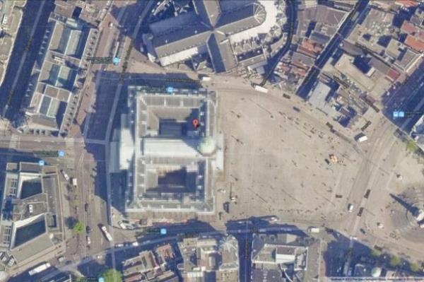 <p><b>KRALYET SARAYI, HOLLANDA</b></p>  Hollanda'nn bakenti Amsterdam'da bulunan Kraliyet Saray'na Google zerinden ulamak isteyenler de sansrle karlayor. 'Paleis op de Dam' olarak bilinen Kraliyet Saray'nda Hollanda kraliyet ailesinin yeleri yaamyor. Saray, resmi devlet trenleri ve st dzey devlet ziyaretlerinde kullanlyor. Kraliyet ailesi yeleri ise u anda Lahey kentinde ikamet ediyor.