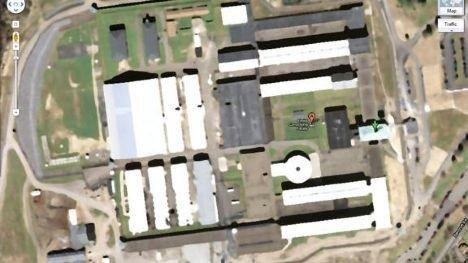 <p><b>Elmira Correctional Facility</b></p>  Sulu mahkumlarn ok fazla gizlilie ihtiyac olmadn dnebilirsiniz ancak Elmira Maximum Security Prison'daki gvenlik, mahkumlar iin deil. Yksek znrlkl resimlerin tesislerin at havalandrmas hakknda detaylar ortaya karaca dnldnden sansrlemeye gidilmi