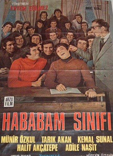 <p><b>"Hababam Snf" filminin afiindeki ilgin ayrnt</b></p>     <p>Ses Dergisi'nde yaynlanan "Bu bir olaydr" balkl haberin devam yle: "Yeilam'da teden beri sregelen ve zaman zaman da oyuncular arasnda olaylara neden olan bir sorun vardr. Afi meselesi? imdiye dek afiteki isim dzeni yznden sanatlar arasnda dargnlklara varan tartmalarn ktna tank olduk?</p>  Tark Akan son evrilen "Hababam Snf" filmi ile ilk kez bu kural bozarak gzel bir rnek verdi. nl oyuncu byk bir jestle Mnir zkul'un adn kendi adndan nce yazdrd.  <p>Bylelikle Trk sinemasnda ilk kez bir ba rol oyuncusu btn kurallar bir anda ykarak, ad karakter oyuncusuna kan birine yol vererek adn onun ardndan yazdrd afilere</p>