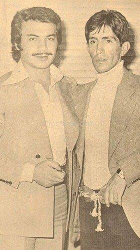 <p><b>Bar Mano ile Orhan Gencebay'n ilk bulumas</b></p>   Kelebek gazetesinin aracl ile iki nl mzisyen ilk defa biraraya geliyor. Yaz ileri ofisinde gerekleen bu tanma iin Bar Mano unlar sylyor :     <p>"Ben Orhan Gencebay' eskiden beri takdir ederim. Dncelerimiz, yapmak istediklerimiz, mzik anlaymz ayn. Hatta yetime eklimiz bile benziyor. Benim  byk dedem Tamburi Ali Efendi, annem ise Rikkat Uyank?Gzm aar amaz mziin iine dodum. Benim iin mzik, folk mzii, Trk mzii diye ayrlmaz.  Mzik mziktir ve 35 milyon bundan holandka, ne olursa olsun hangi tr alnrsa alnsn, bu onun mziidir."</p>