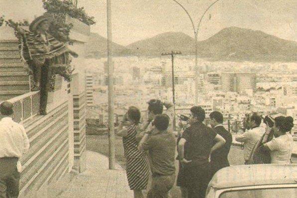 Las Palmas'da ilgi oda olan Zeki Mren ehri gezen turistlere poz veriyor