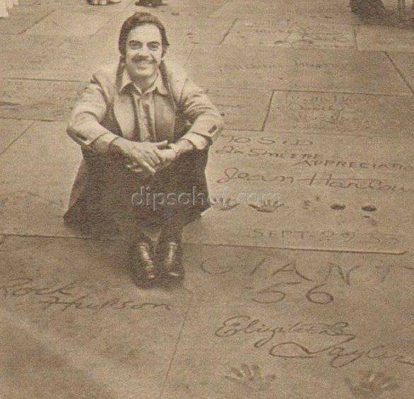 <p>Ayhan Ik Hollywood'da?.1974 New York'da yaynlanan "Trkevi" dergisinin davetlisi olarak Amerikaya giden Ayhan Ik Hollywood izlenimlerini 1974 tarihli SES dergisine yazm?</p>     "Hollywood'a gelen herkesin mutlaka ziyaret ettii Hollywood bulvarndaym? te bu resimde Elizabeth Taylor ve Rock Hudson'n 1956 tarihli "Giant" filmi iin el izlerini braktklar yerdeyim?"