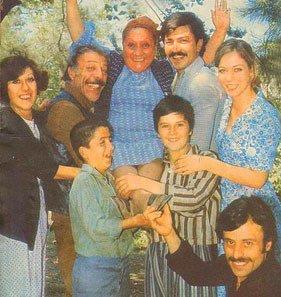 <p><b>Altn Portakal en iyi kadn oyuncu : Adile Nait</b></p>   Antalya Altn Portakal Film Festivali'nde en iyi kadn oyuncu dln kazanan Adile Nait o gn yle anlatyor:     <p>"24 Haziran gn Arzu Film'in setinde "Aile erefi" filmi iin alyorduk. Bir ara bir telefon geldi beni istiyorlarm. Telefonun br ucunda Arzu filmin sahibi Ertem Eilmez: ''Hazrlan Adile Antalya'ya gidiyorsun? dedi. nce aka zannettim benim seyahatten hele hele uaktan hi holanmadm bilirdi. "Evet Adile Antalya'ya gidiyorsun, dl kazanmsn onu alacaksn.'' diye devam etti. Kendisine "Acaba hangi yardmc rol iin?" diye sordum."Yardmc rol filan deil!!? diye grledi Ertem Bey, "Dorudan doruya ba kadn oyuncu olarak alyorsun dl. Sana pazartesiye kadar izin?Tebrik ederim." deyip kapatt telefonu. Bir anda stdyo birbirine girdi. Mnir zkul, Ayen Gruda ve brleri herkes dl kendileri kazanm gibi bayram ediyorlar sarlp beni pyorlard.''</p>