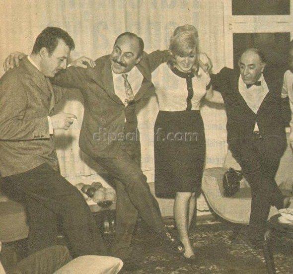 Oyuncu Ali en, verdii i kfte partisi ile sanat dostlarn Etiler'deki evinde arlyor. Ali en'in kendi elleri ile yourduu i kfteyi ilk Sadri Alk ve Neriman Kksaltest ediyor.