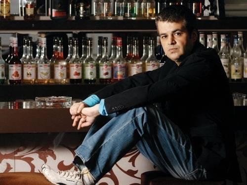 <p><b>Ferda Anl Yarkn</b></p>  "Sonuna Kadar" arksyla kt ama sonuna kadar gidemedi! Pop mziin canland 90'l yllarda srekli siyah giydii kyafetleri ile tannd. Ancak o da aradn bulamayanlardan. Konservetuvar mezunudur.