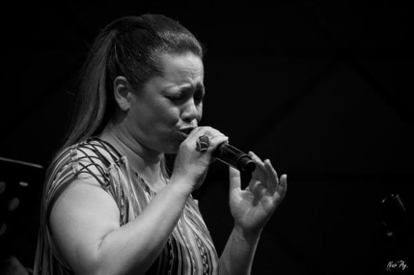 <p><b>Melis Skmen</b></p>  Hem siyahi teni hem de "Maka Yollar Tal" arks ile dikkat ekmiti. hreti ok fazla srmedi.