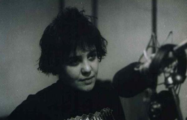 <p><b>Umay Umay</b></p>   Doksanl yllarn bir baka "uuk ismi." Masmavi salar, o zamanlar iin fazlaca marjinaldi. Klipleri de yle. Ama artk hatrlama mesafesinin ok uzanda!