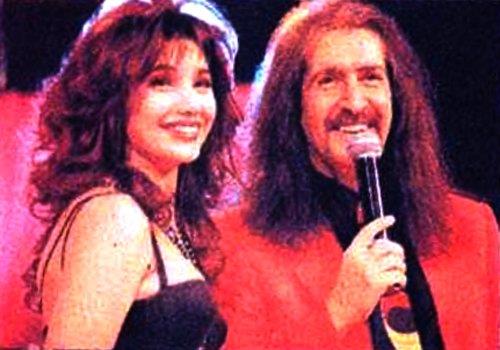 <p><b>Samra Skmen</b></p>   90'l yllarda Garo Mafyan ve Aysel Grel'in ellerinden tutup piyasaya srd eski oryantal. "Doksan altm doksan, her gren hayran" diye ark yaparsan fazla srmez saltanatn...