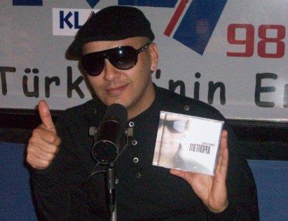 <p><b>Ah Canm Ahmet</b></p>  Aslnda yetenekli bir mzisyendi. Bir baka gurbeti Rafet el Roman'dan hemen nce kmt piyasaya. Bir baka ifadeyle 90'l yllarn bozuk Trkeli pop mzik akmnn nclerindendi. "Ah canm vah canm" demek yetmedi. Yitip gitti.