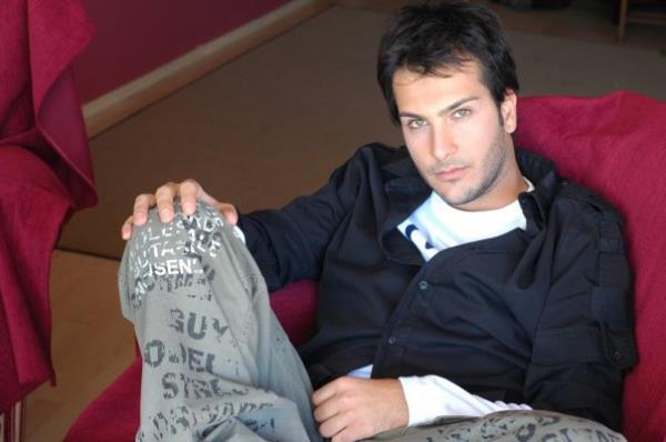 <p><b>Abidin</b></p>  Abidin zahin, Popstar birincisiydi. Bu ampiyonluunun ardndan 2004 ylnda "Aktan Yana" albm kard. Ama o da dierleri gibi istedii k yakalayamad.