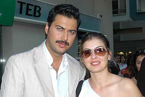 <p><b>Caner&Tlin </b></p>  Onlar da bir zamanlar ok izlenilen evlendirme programnn gzde yarmaclarndand. Bir ks bir bark olan iftin evlenmesi adeta memleket meselesi olmutu. Programda evlenemeyen ift bu defa anlarn sabah kua programlarnda aradlar. hret basamaklarnda ykselmek iin Caner'in canl yaynda kafasnda bardak krmas olsun, defalarca evlenme teklifi etmesi olsun ikiliye are olmad. Bir de kaset karan Caner aradn bulamad. u sralar taksi ofrl yapmakta... "Trkiye'nin gelini" Tlin ise Eskiehir'deki kyne dnd.