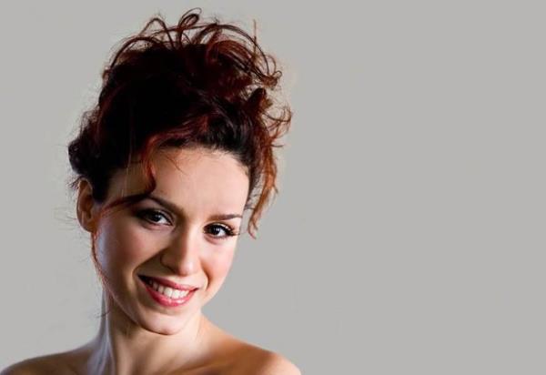 <p><b>ebnem Paker</b></p>  Trkiye'nin Eurovision'da derece yapan ilk ismiydi. Sahnedeki zarif duruu, "temiz" sesi, incecik fiziiyle 1997 Eurovision Yarmasnda nclk kazandrm sonrasnda kaybolup gitmiti. retmendi.