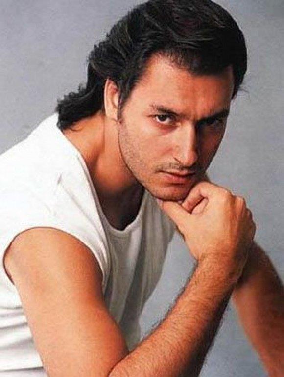 <p><b>Tayfun Duygulu</b></p>  zellikleri yle hatrlanabilir: Bir, "Hadi Yine yisin" arks. ki, saksafon alar. , Kayahan'n kz Beste ile baarsz bir evlilik yapmtr. Drt, ark sylerken kafasn sallamay otomatie balard.