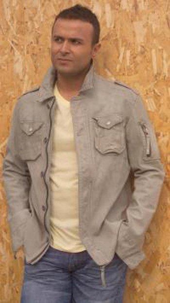 <p><b>BBG Tark</b></p>  Katld Biri Bizi Gzetliyor yarmasnda nlenmiti. O dnem Yeim Salkm kendisine kaset yapacan aklamt. kard 'Of Deli Gnl' albmyle 1 milyon 200 bin sat rakamn yakalad. Ancak gen popunun bu n fazla srmedi. Albmden hi para kazanamadn aklayan Tark, bunalma girdiini ve tedavi grdn sylemiti.