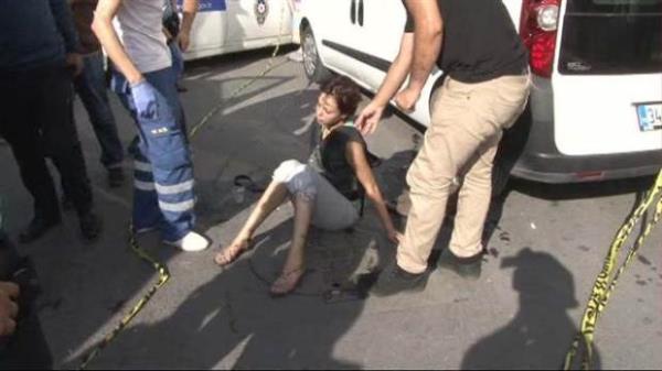 Yakalanan saldrganda polis merkezine gtrld. Saldrgan habercilerin 'neden gzaltndasnz' sorusuna, 'cinayet iledim' yantn verdi. Polisin olayla ilgili soruturmas devam ediyor.