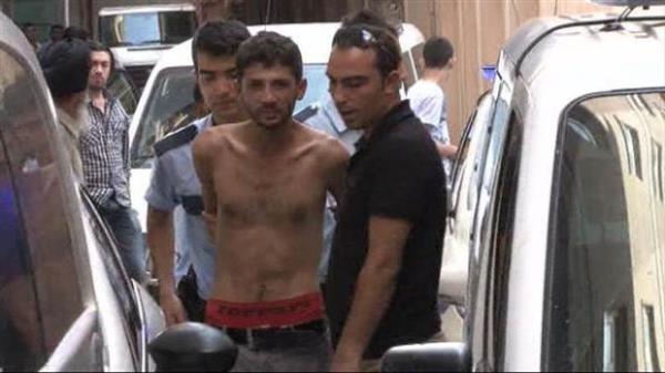 Evli ift ve yanlarndaki kadn arkadalarnn pelerine taklan kii Taksim'de korku dolu dakikalar yaanmasna neden oldu.