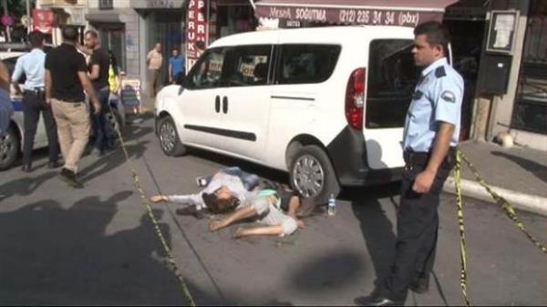 Aydn A. burada yine Burak ve Bahar B. ifti ile Sevil Y.'nin karlarna kt. Aydn A. bu kez iddiaya gre 500 tl para istedi. Aydn A. ile Burak B. yeniden kavgaya tututu. Aydn A. evredeki bir esnaftan ald spatulayla Burak B.'yi bandan yaralad, boynundaki antasn asksndan kopararak ald.