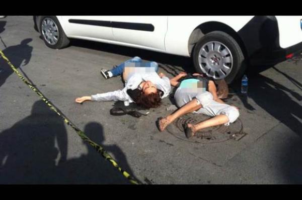 Bu srada iddiaya gre Aydn A. (21) ve ismi belirlenemeyen bir kii, Sevil Y.'nin yanna yaklaarak laf att. Bu durum zerine Burak B. laf atan kiilerle kavgaya tututu.