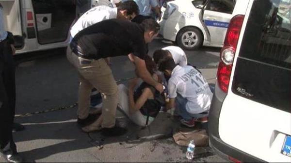 evredekilerin ihbar zerine olay yerine ulaan Beyolu le Emniyet Mdrl'ne bal ekipler, saldrgan kamaya alrken yakalad. Polis ekipleri, baygn kadnlarn bulunduu yere gvenlik eridi ekerek olay yerine ambulans ard. Bir sre sonra olay yerine ulaan salk ekipleri yerde baygn yatan kadnlara mdahale etti.