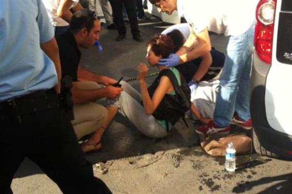 Beyolu Tarlaba Bulvar'nda saat 09.00 sralarnda Burak ve Bahar B. ifti barda tantklar Sevil Y. ile birlikte eve gitmek zere Taksim'deki otobs duraklarna doru yola kt.