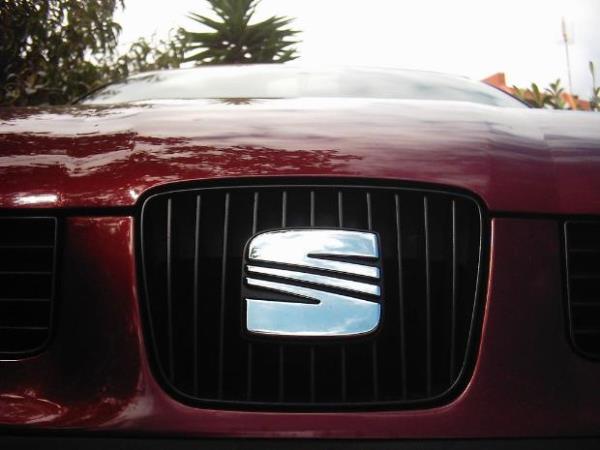 Seat 90`l yllarn banda VW ile birleince spanyol araba yapmcs, VW amblemin stne prestij, ilericilik ve dinamiklii simgeleyen byk S harfini yerletirdi.