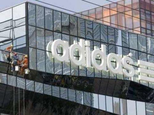 Adidas'n isim kayna kurucusu Adolf Dassler. evresinde ksaca 'Adi olarak tannan Adolf, ayakkabi iine girerken takma adn ve soyadnn da ilk 3 harfini kullanmay tercih etti.