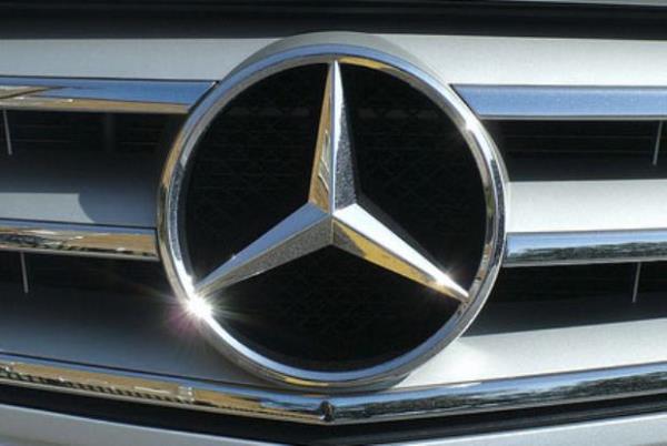 Mercedes; Daimler Chrysler ile ortak alp bir araba yapan CARL BENZ? isim bulamaynca bir tek kz olan MERCEDES-BENZ?in ismini bu arabaya verir. Mercedes amblemindeki  ayakl yldz mercedes`in kara, su ve havadaki gcn ifade ediyor.