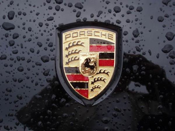 Porsche amblemindeki siyah at, Almanya`nn Stuttgart ehrinin armasndan. Geyik boynuzu ile krmz-siyah izgiler ise Almanya`nn Wrttemberg kynn flamasndan alnt.