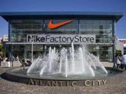 NIKE; adn Yunan mitolojisine dayanan zafer tanras'na dayanmaktadr. Logo onun uuunu sembolize ediyor.