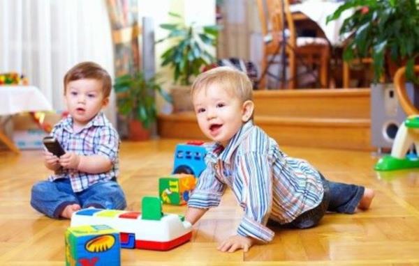 Oyuncak bloklarn st ste koymaktan tutun, kak kullanmaya kadar pek ok davran yatlarn gzlemleyerek renebilir.