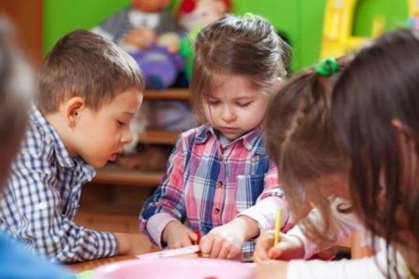 ocuklar sosyal becerilerini de kendi akranlarna bakarak gelitirebilirler.