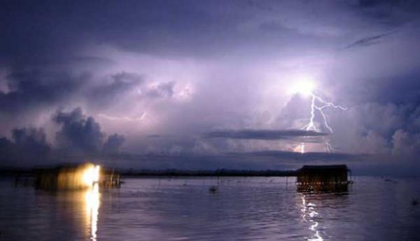 <br><b>SONSUZ FIRTINA-VENEZUELA</b></br>  Gney Amerika lkesi Venezuela'da Maracibo Gl'nde ylda tam 160 gece bu muhteem grnty grmek mmkn. Yre halk, bu muhteem doa olayn "sonsuz frtna" olarak adlandryor.