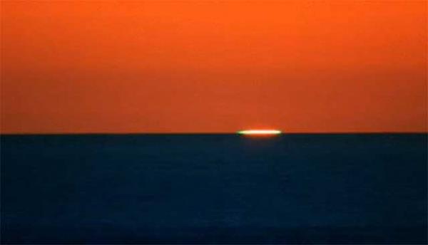 <br><b>YEL GNBATIMI- ABD</b></br>  Gneten gelen nlarn farkl renklere ayrlmasyla bu muhteem doa olay meydana geliyor, Gn doumu ve gn batmnda oluan bu doa olayn izlemek iin ise ABD'nin Kaliforniya eyaletine gitmek gerekiyor.