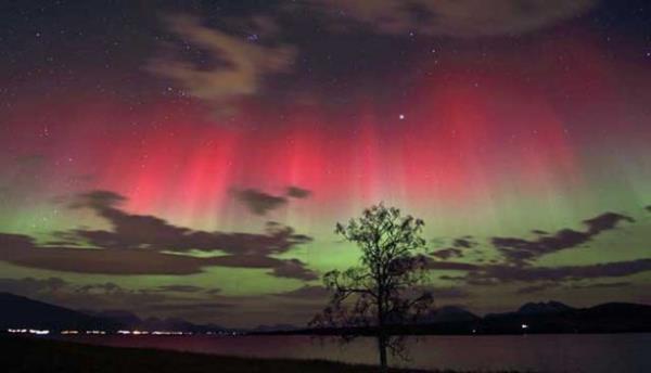 <br><b>KUZEY IIKLARI-NORVE</b></br>  Kuzey klar ya da aurora boreali, gneten gelen k paracklarnn dnyann atmosferine arpmasyla oluuyor.