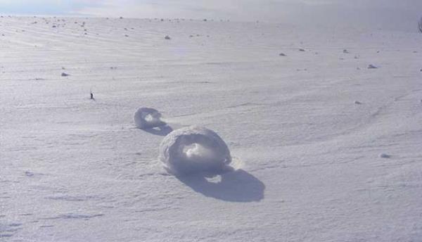 <br><b>KAR HALKALARI</b></br>  Byk kar toplar zamanla erimeye ve patlamaya baladnda kar halkalarna dnr. Kar yann youn olduu blgelerde kar halkalarn grmek mmkn.