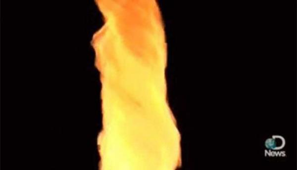 <br><b>EYTAN ATE</b></br>  Ayn zamanda ate tornadolar olarak da bilinen eytan atei, youn syla havann birlemesiyle meydana geliyor. Bu doa olay zaman zaman deiik blgelerde grlyor ve sadece 5-6 dakika sryor.