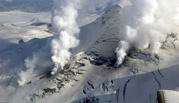 <br><b>YANARDA FMAROLLARI-ABD</b></br>  Yanarda fmarollar buharn yayld ve volkandan atmosfere gaz knn saland deliklerdir. Bu fotoraf Alaska'da bulunan Fourpeaked volkannda ekildi.