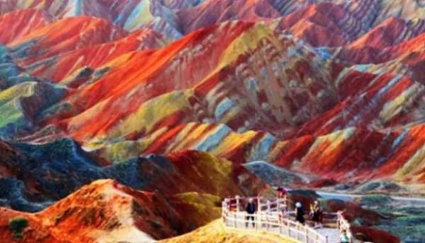 <br><b>DANXA KRATERLER-N</b></br>  in'in Danxia blgesindeki renkli krater uzaktan bir kuma andryor. Bu muhteem doa olayn grmek iin her yl binlerce turist blgeye akn ediyor.