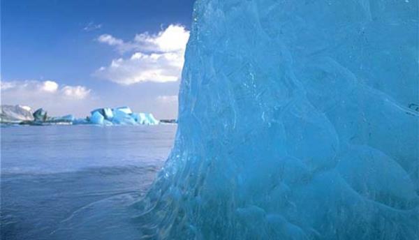 <br><b>MAV BUZ-ZLANDA</b></br>  Yaan kar, da buzullaryla birleince ortaya byle muhteem bir doa olay kyor. Yer zlanda'nn Jkulsarlon blgesi.