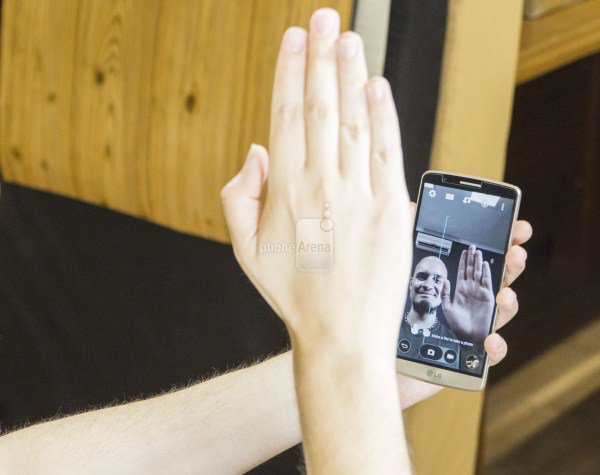 LG G3 ile selfie ekerken telefonun sallanmasna ve kt fotoraflar ekmeye son. LG G3 Selfie Modu ile kameraya elinizi kapatp an ve pozunuzu verin o sizi eksin. Selfie ekmeden nce -saniyelik geri saym balayacak.