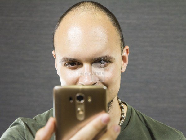 <p><b>Akll ekran etkinletirin</b></p>    LG G3, gzlerinizle ekranna bakarak, ekran n lo veya kapatmanz salayan Akll ekran zelliine sahip.   Etkinletirmek veya devre d brakmak iin Ayarlar, Ekran gidin ve 'Akll ekrana' dokunun. Telefon yznz algladnda ekrann  yanar.