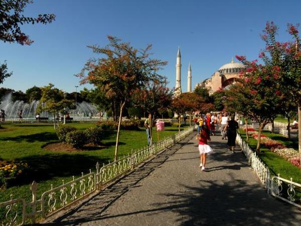 Fatih'ten Sultanahmet'e kadar yrmekten byk bir haz alyordu. Getii sokaklardaki tarihle bylenerek atyordu admlarn. Ktphaneleri, camileri, hamamlar, Osmanl dnemi yaplarn grdke kimliinin kklerine dnyordu. Soru iaretleriyle doluydu kafas. Ahmet Davutolu, henz bir ortaokul rencisiydi o gnlerde. Bu denli erken yata kimliiyle ilgili derin dncelere dalmasnn nedenlerinden biri stanbul'un tarihi atmosferi ise dieri de rencisi olduu stanbul Erkek Lisesi'ydi.